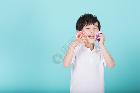 儿童小男孩手持甜甜圈玩耍高清图片