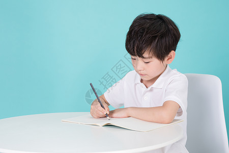 批改暑期作业在书桌前学习的小男孩儿童教育背景