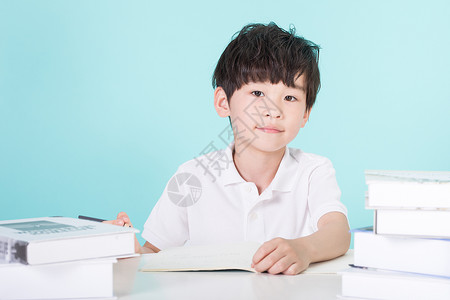 在书桌前学习的小男孩儿童教育背景图片