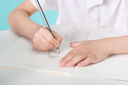 赢在暑假手写字在书桌前学习的小男孩儿童教育背景