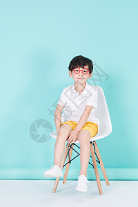 坐在凳子上的小男孩儿童图片