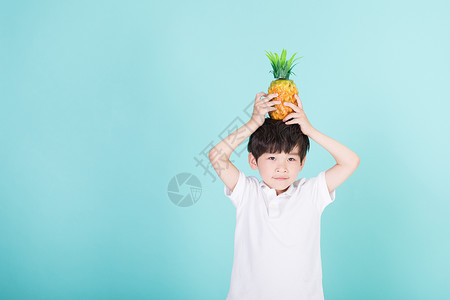 可爱菠萝儿童小男孩手持菠萝道具背景