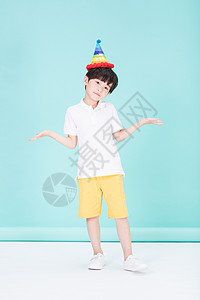 头戴生日帽的小男孩儿童童年图片