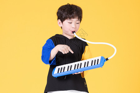 儿童电子琴儿童小男孩手持玩具口风琴玩耍背景