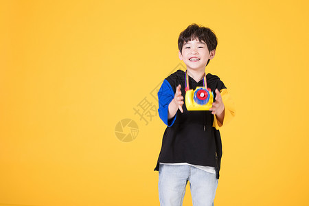 小男孩儿童手拿玩具相机拍照背景