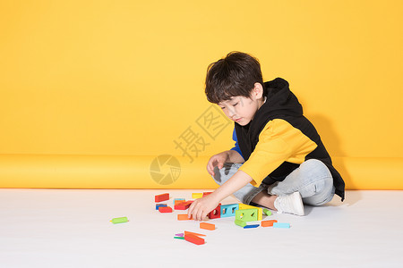 儿童小男孩玩积木益智玩具高清图片