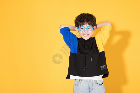 戴眼镜的小男孩戴眼镜的儿童小男孩童年活泼背景