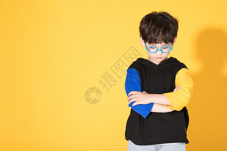 男孩酷戴眼镜的儿童小男孩童年活泼背景