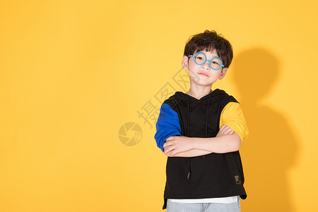 孩子戴眼镜戴眼镜的儿童小男孩童年活泼背景