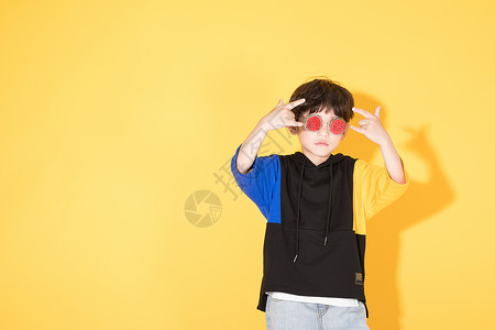 卡通太阳镜时尚儿童小男孩带卡通眼镜酷背景