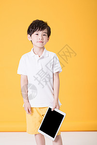 儿童小男孩手持平板电脑图片