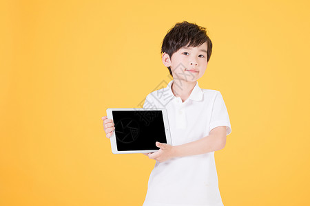 小男孩头顶平板电脑儿童小男孩手持平板电脑背景