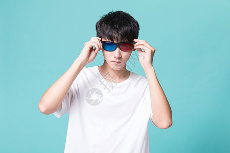 青年男性戴3D眼镜图片