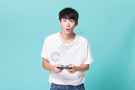 青年男性玩游戏机图片
