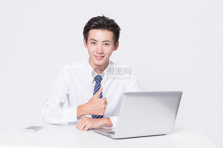 商务男士用电脑办公图片