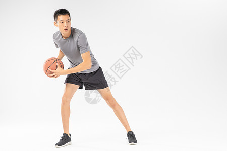 篮球运动员运球动作图片