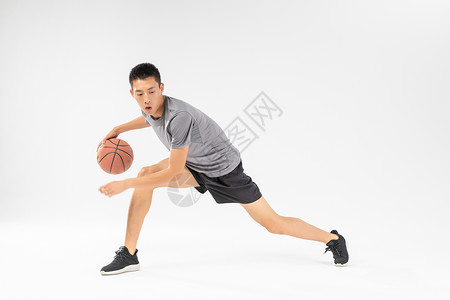 灰色篮球计分牌篮球运动员运球动作背景