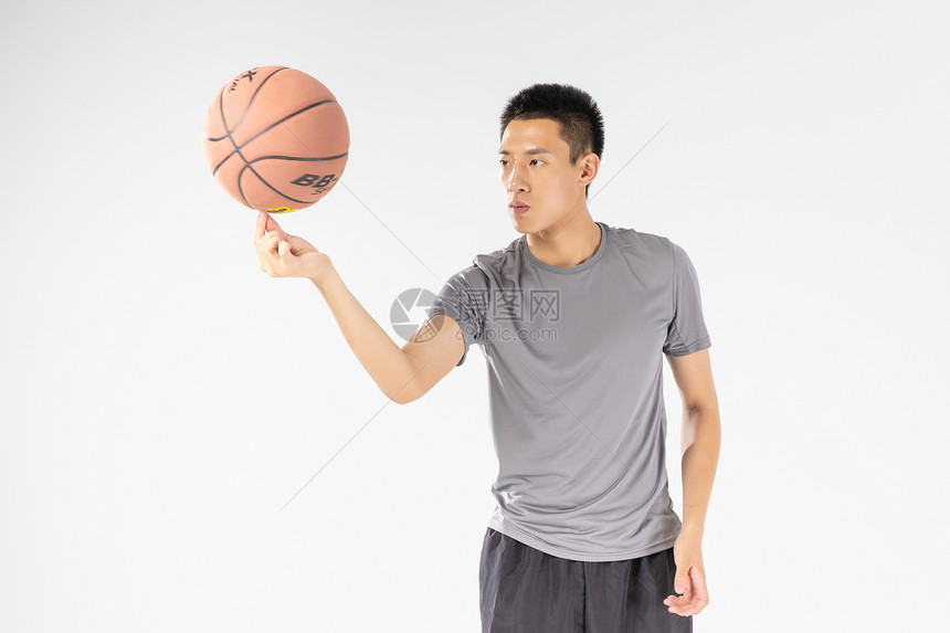 篮球运动员转球图片