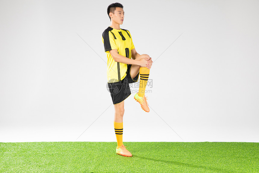 足球运动员热身动作图片