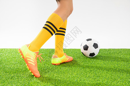 足球运动员脚部特写图片