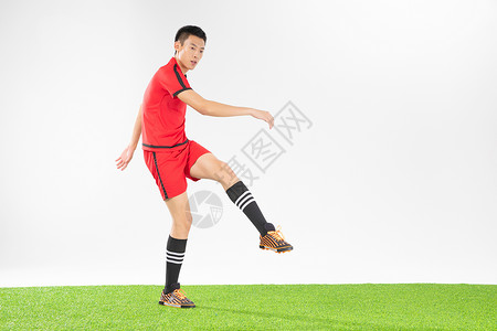 足球运动员踢球动作背景图片