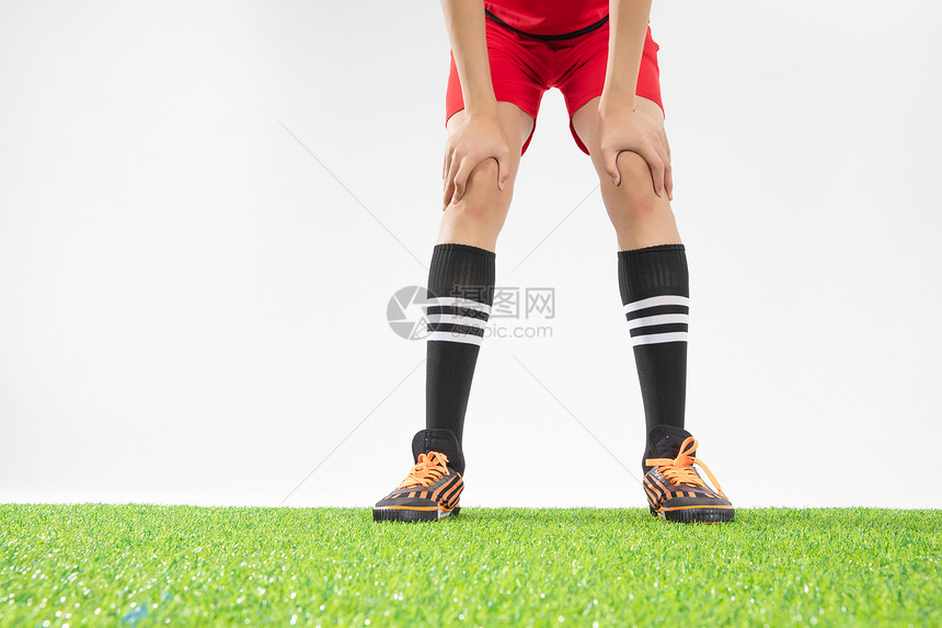 足球运动员脚部特写图片