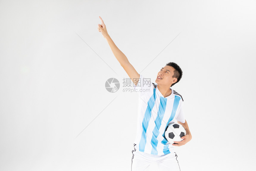 足球运动员手持足球图片