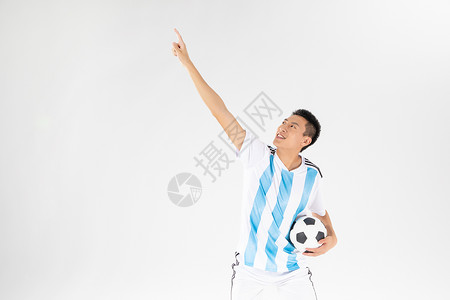 足球运动员手持足球图片