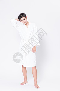 穿浴袍的居家男性图片