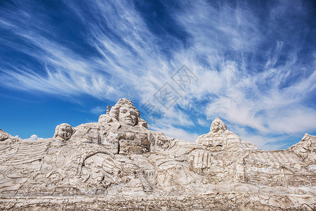 茶卡盐湖的大型盐雕高清图片