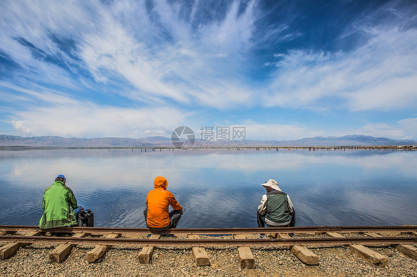 茶卡盐湖旁铁轨上休息的人图片