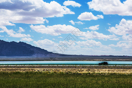 青海湖公路青海无人公路上疾驰的车辆背景