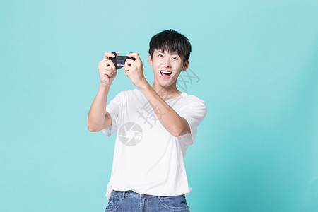 摄像机控制手柄青年男性玩游戏机背景