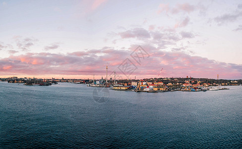瑞典斯德哥尔摩码头粉色晚霞全景背景图片