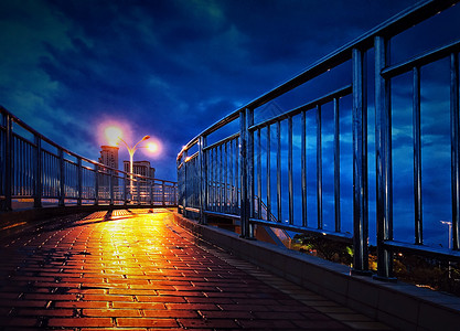 伤感头像暴风雨天深蓝忧郁的天桥和路灯背景