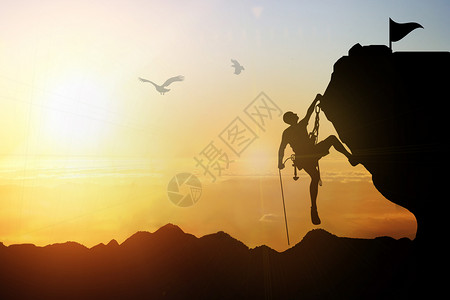 登山探险夕阳下登山人物剪影设计图片