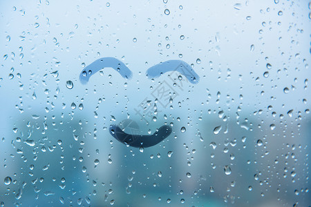 雨天水珠玻璃微笑设计图片