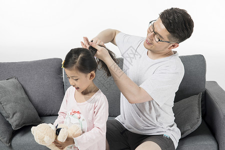 呵护头发爸爸给女儿扎头发背景