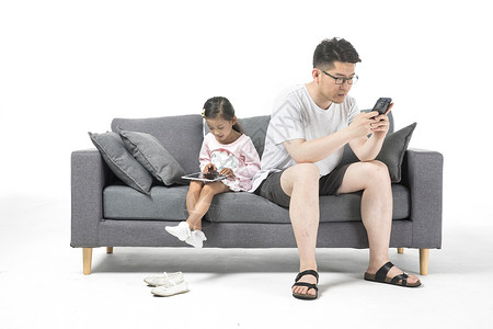 手机问题素材爸爸只顾自己玩手机不理女儿背景