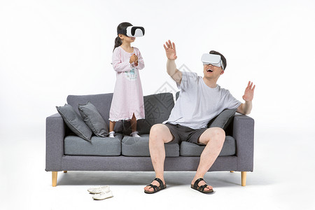 虚拟游戏爸爸和女儿在沙发上玩vr背景