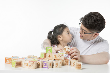 爸爸陪女儿玩积木背景图片