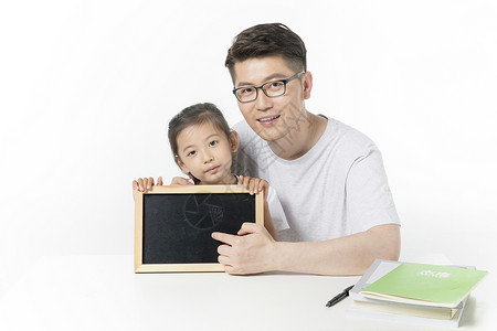 父亲和女儿手拿小黑板图片