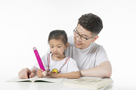 父亲和女儿一起做功课写字高清图片