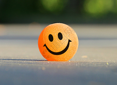 微笑开心开心的乒乓球设计图片