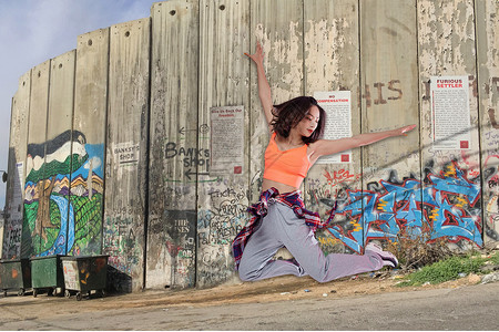 跳跃的女青年背景图片