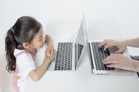 玩电脑小女孩女儿自己在玩电脑背景