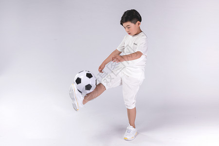 踢足球的少年男孩子踢足球背景
