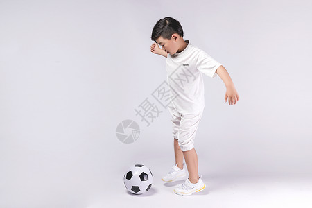 男孩子踢足球背景图片