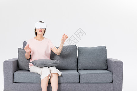 居家女性使用Vr眼镜图片