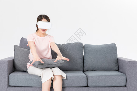 居家女性使用Vr眼镜图片